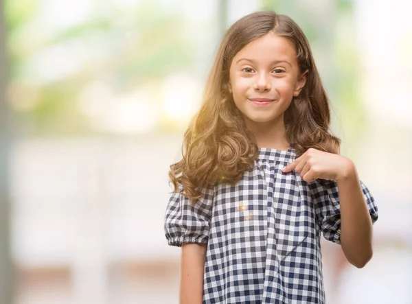 Brunett Spansktalande Tjej Klädd Svart Och Vit Klänning Med Överraskning — Stockfoto