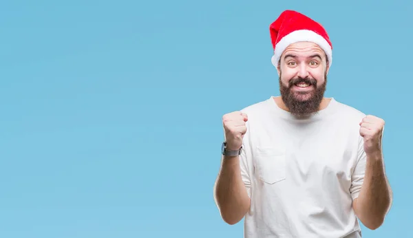 Jonge Kaukasische Hipster Man Dragen Kerstmuts Geïsoleerde Achtergrond Vieren Verrast — Stockfoto