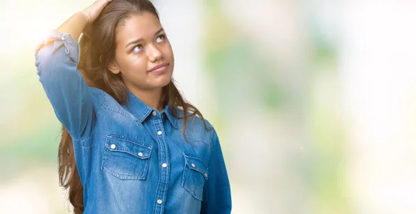 Junge Schöne Brünette Frau Trägt Blaues Jeanshemd Über Isoliertem Hintergrund — Stockfoto