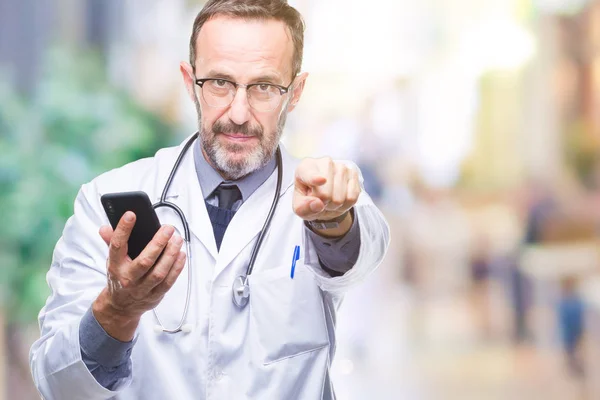 Mediana Edad Hoary Médico Hombre Mensajes Texto Utilizando Teléfono Inteligente — Foto de Stock