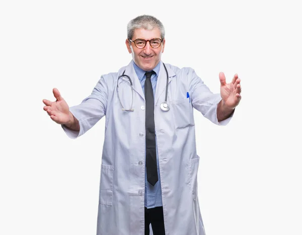 Hombre Guapo Médico Senior Sobre Fondo Aislado Mirando Cámara Sonriendo — Foto de Stock