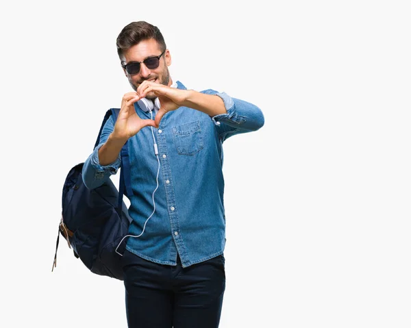 Genç Yakışıklı Turist Adam Aşık Kalp Simgesi Elleriyle Şekil Gösteren — Stok fotoğraf