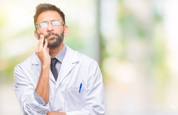 Cientista Hispânico Adulto Homem Médico Vestindo Casaco Branco Sobre Fundo — Fotografia de Stock