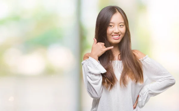 Jonge Aziatische Vrouw Geïsoleerde Achtergrond Doen Glimlachen Telefoon Gebaar Met — Stockfoto