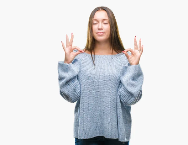 若い白人美女着て冬セーター孤立した背景にリラックスして瞑想の指ジェスチャーをやって閉じた目を浮かべてします ヨガの概念 — ストック写真