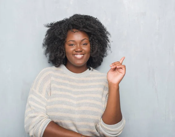 Jovem Afro Americana Size Mulher Sobre Parede Grunge Cinza Vestindo — Fotografia de Stock