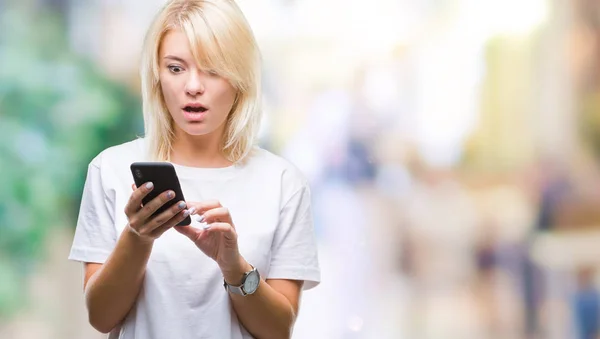 Junge Schöne Blonde Frau Mit Smartphone Über Isolierten Hintergrund Verängstigt — Stockfoto