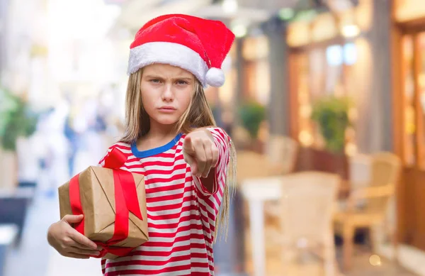Mooi Meisje Dragen Kerstmuts Bedrijf Geschenk Geïsoleerde Achtergrond Met Vinger — Stockfoto