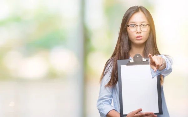 Junge Asiatische Geschäftsfrau Hält Klemmbrett Über Isoliertem Hintergrund Und Zeigt — Stockfoto