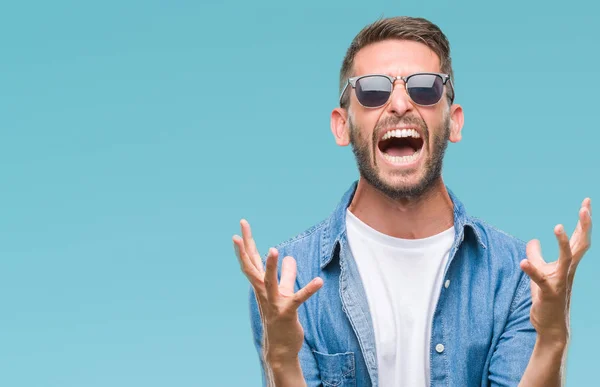 Joven Hombre Guapo Con Gafas Sol Sobre Fondo Aislado Loco — Foto de Stock