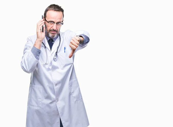 Hombre Médico Edad Madura Hoary Hablando Teléfono Inteligente Sobre Fondo — Foto de Stock