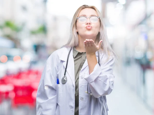 Genç Sarışın Doktor Kadın Bir Öpücük Ile Güzel Seksi Olmak — Stok fotoğraf