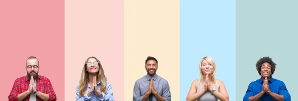 拼贴不同的种族年轻人在五颜六色的条纹孤立的背景祈祷与手一起请求原谅微笑自信 — 图库照片