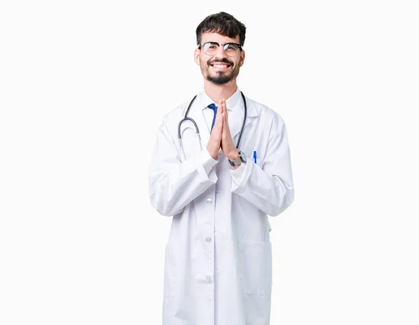 Giovane Medico Uomo Indossa Cappotto Ospedaliero Sfondo Isolato Pregando Con — Foto Stock