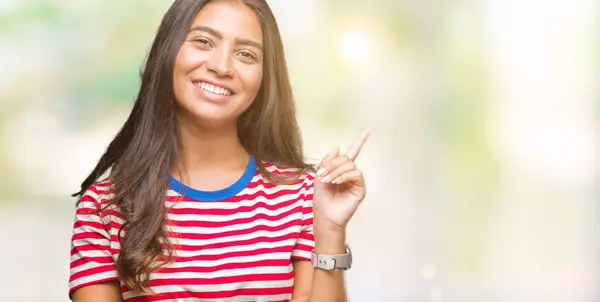 Giovane Bella Araba Sfondo Isolato Con Grande Sorriso Sul Viso — Foto Stock