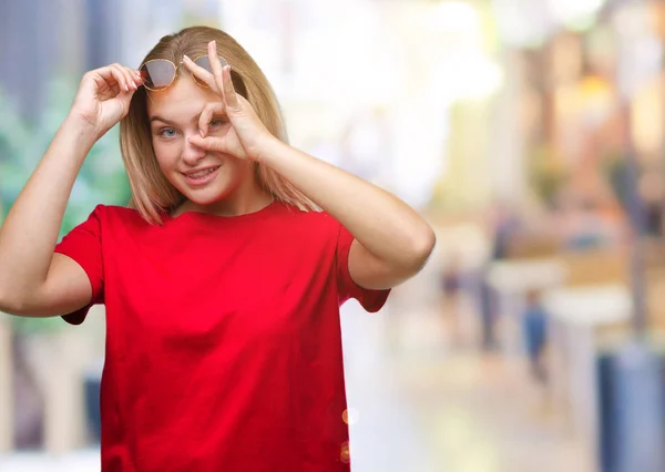 Young Caucasian Woman Wearing Sunglasses Isolated Background Doing Gesture Hand — Stock Photo, Image