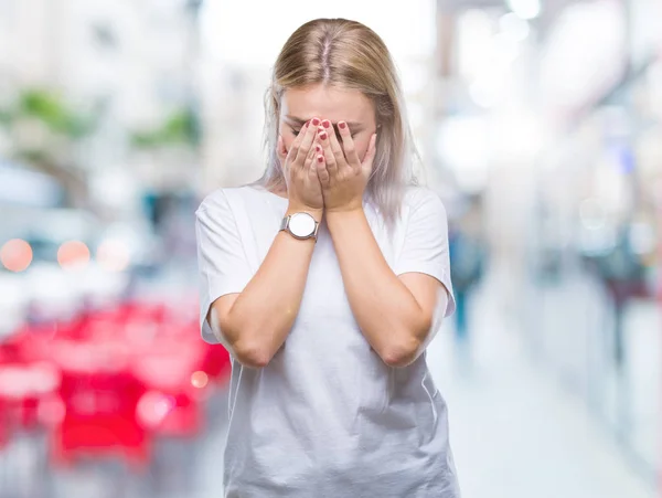 年轻的金发女人在孤立的背景下 悲伤的表情覆盖脸与手 抑郁症概念 — 图库照片