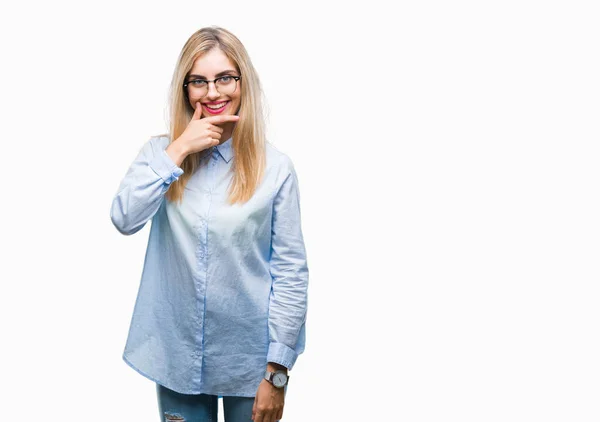 Kobieta Młody Biznes Blondynka Okularach Białym Tle Patrząc Pewny Siebie — Zdjęcie stockowe