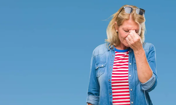 Mujer Rubia Mediana Edad Sobre Fondo Aislado Cansada Frotando Nariz —  Fotos de Stock