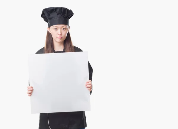 Joven Mujer China Sobre Fondo Aislado Con Uniforme Chef Sosteniendo — Foto de Stock