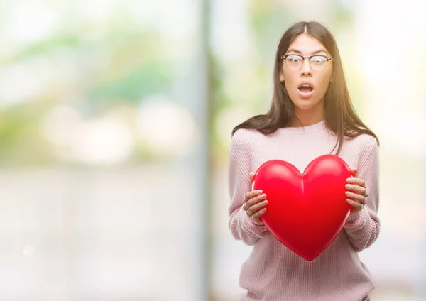 Junge Hispanische Frau Die Verliebte Herzen Hält Erschrocken Mit Einem — Stockfoto