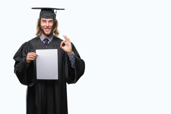 Joven Hombre Apuesto Graduado Con Pelo Largo Sosteniendo Papel Blanco — Foto de Stock