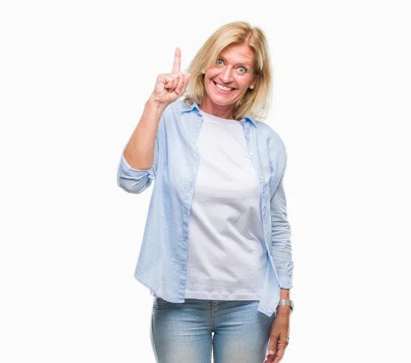 Blonde Frau Mittleren Alters Über Isolierten Hintergrund Mit Erhobenem Zeigefinger — Stockfoto