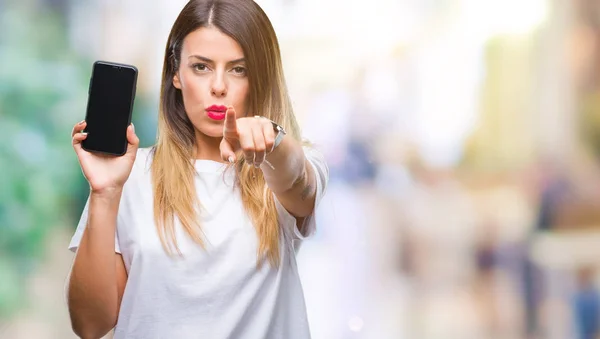 Joven Hermosa Mujer Que Muestra Pantalla Blanco Del Teléfono Inteligente — Foto de Stock