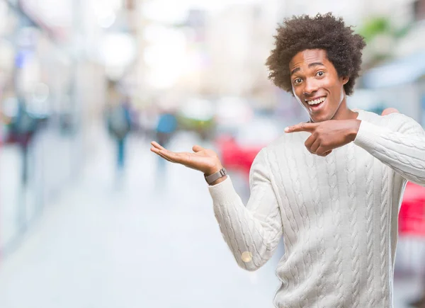 Hombre Afroamericano Sobre Fondo Aislado Asombrado Sonriendo Cámara Mientras Presenta —  Fotos de Stock