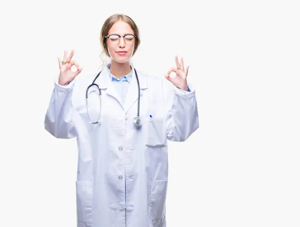 Linda Jovem Mulher Médica Loira Vestindo Uniforme Médico Sobre Fundo — Fotografia de Stock