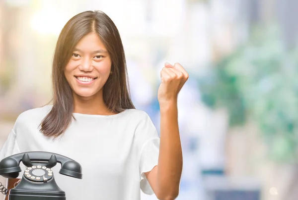 Junge Asiatische Frau Hält Vintagera Telefon Über Isoliertem Hintergrund Schreit — Stockfoto