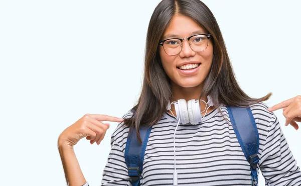 Joven Estudiante Asiática Mujer Usando Auriculares Mochila Sobre Fondo Aislado —  Fotos de Stock