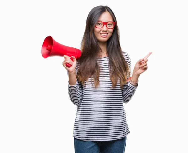 Ung Asiatisk Kvinna Hålla Megafon Över Isolerade Bakgrund Mycket Glad — Stockfoto