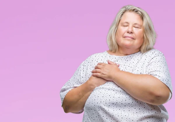 Senior Velikosti Kavkazský Žena Izolované Pozadí Úsměvem Ruce Hrudi Zavřenýma — Stock fotografie