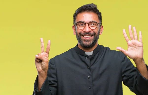 Adulto Hispânico Padre Católico Homem Sobre Fundo Isolado Mostrando Apontando — Fotografia de Stock