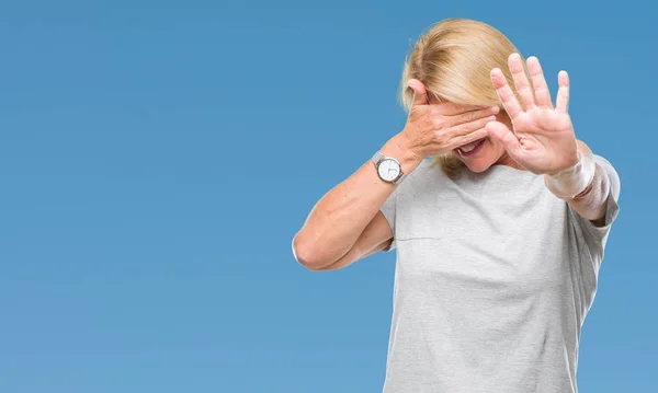 Blond Žena Středního Věku Samostatný Pozadí Oči Rukama Stop Gesto — Stock fotografie