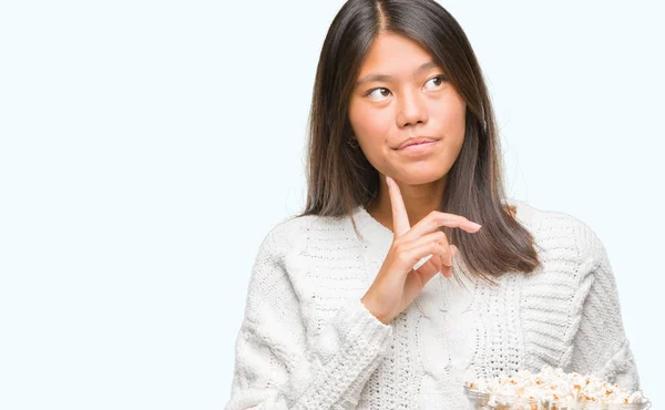 Νεαρά Ασιατικές Γυναίκα Τρώει Ποπ Κορν Απομονωμένες Φόντο Σοβαρό Πρόσωπο — Φωτογραφία Αρχείου
