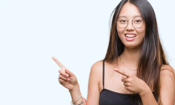 Jonge Aziatische Vrouw Bril Geïsoleerde Achtergrond Glimlachen Kijken Naar Camera — Stockfoto