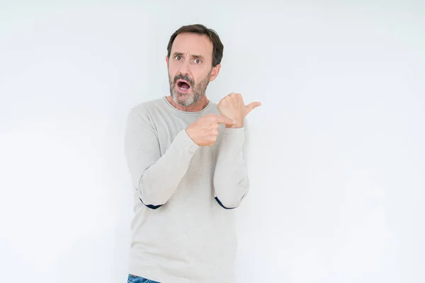 Elégant Homme Âgé Sur Fond Isolé Pressé Regarder Temps Impatience — Photo