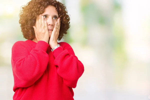 疲れた手をカバーする顔 うつ病や悲しみ 孤立の背景に美しい中央エイガー シニア女性赤冬セーターは動揺し 問題に対するイライラ — ストック写真