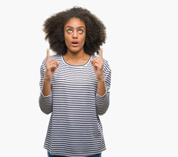 Mujer Afroamericana Joven Sobre Fondo Aislado Asombrada Sorprendida Mirando Hacia — Foto de Stock