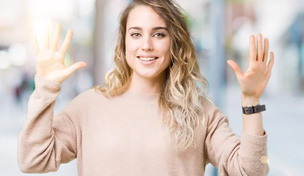 Mulher Loira Bonita Vestindo Camisola Sobre Fundo Isolado Mostrando Apontando — Fotografia de Stock