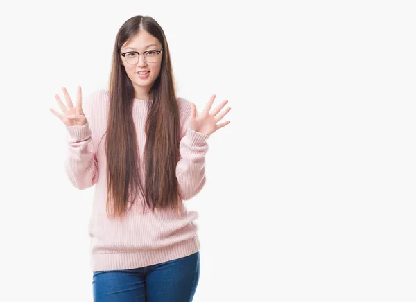 Joven Mujer China Sobre Fondo Aislado Con Gafas Que Muestran — Foto de Stock