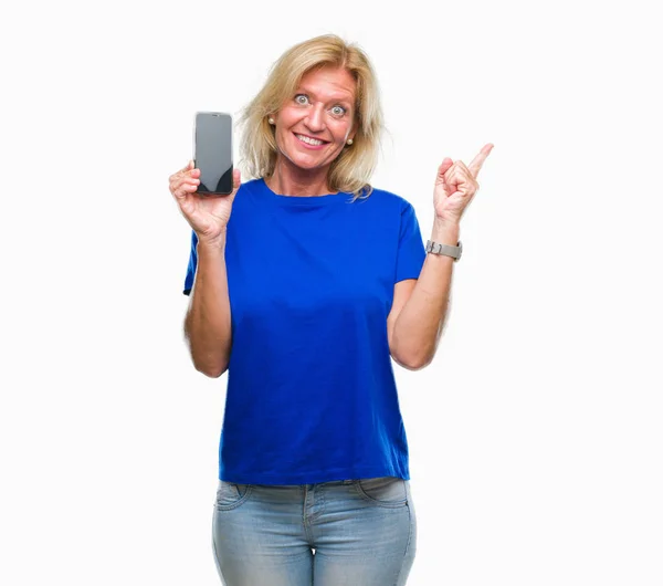 Medelålders Blond Kvinna Visar Blank Skärm Smartphone Över Isolerade Bakgrund — Stockfoto