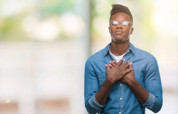 Mladý Americký Muž Izolované Pozadí Úsměvem Ruce Hrudi Zavřenýma Očima — Stock fotografie
