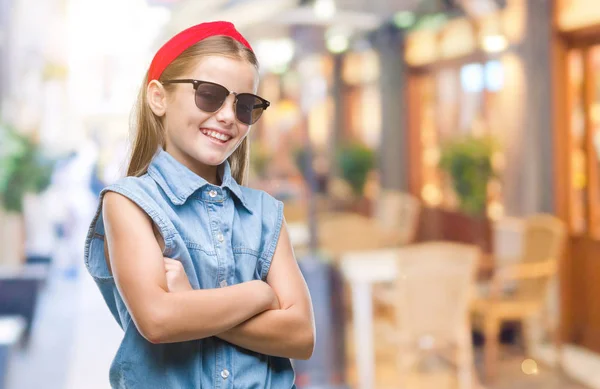 Όμορφη Κοπέλα Φορώντας Γυαλιά Ηλίου Πάνω Από Απομονωμένες Φόντο Χαρούμενο — Φωτογραφία Αρχείου