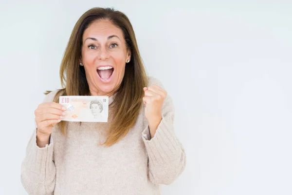 Mujer Mediana Edad Sosteniendo Billete Libras Sobre Fondo Aislado Gritando —  Fotos de Stock