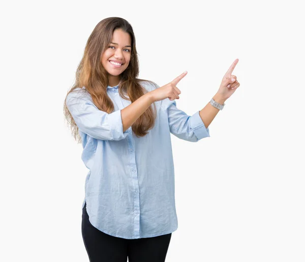 Joven Hermosa Mujer Negocios Morena Sobre Fondo Aislado Sonriendo Mirando — Foto de Stock