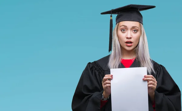 Mujer Rubia Joven Con Uniforme Graduado Sosteniendo Grado Sobre Fondo — Foto de Stock