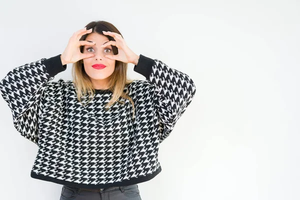 Giovane Donna Che Indossa Maglione Casual Sfondo Isolato Cercando Aprire — Foto Stock